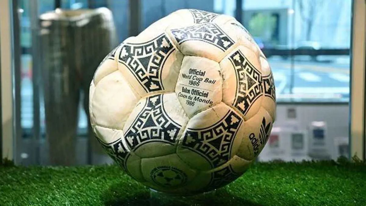 প্রায় ৪২ কোটি টাকায় বিক্রি হলো ‘হ্যান্ড অব গড’ ফুটবল