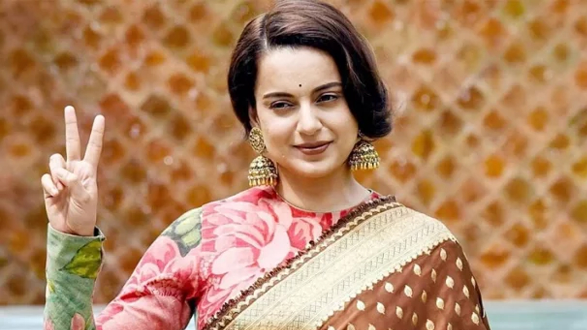  কঙ্গনার সংসদীয় সাজে চমক, ব্যাগ-ঘড়ি-ছাতার দাম ৭২ লাখ!