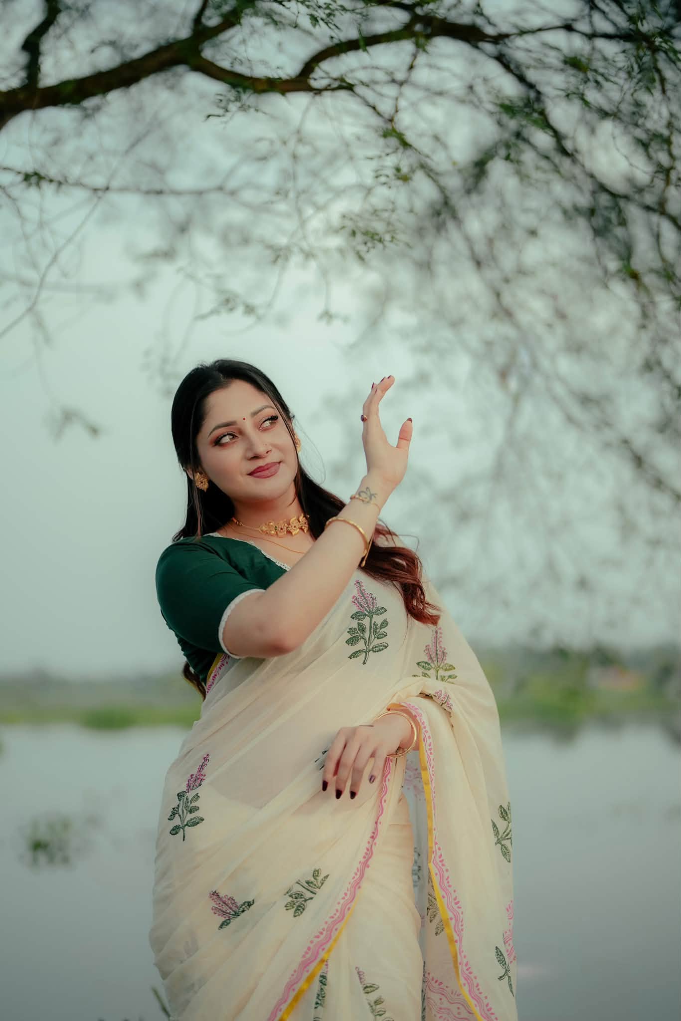 সাদা শাড়িতে গ্রামীন পরিবেশে মুগ্ধতা ছড়ালেন পূজা চেরি  
