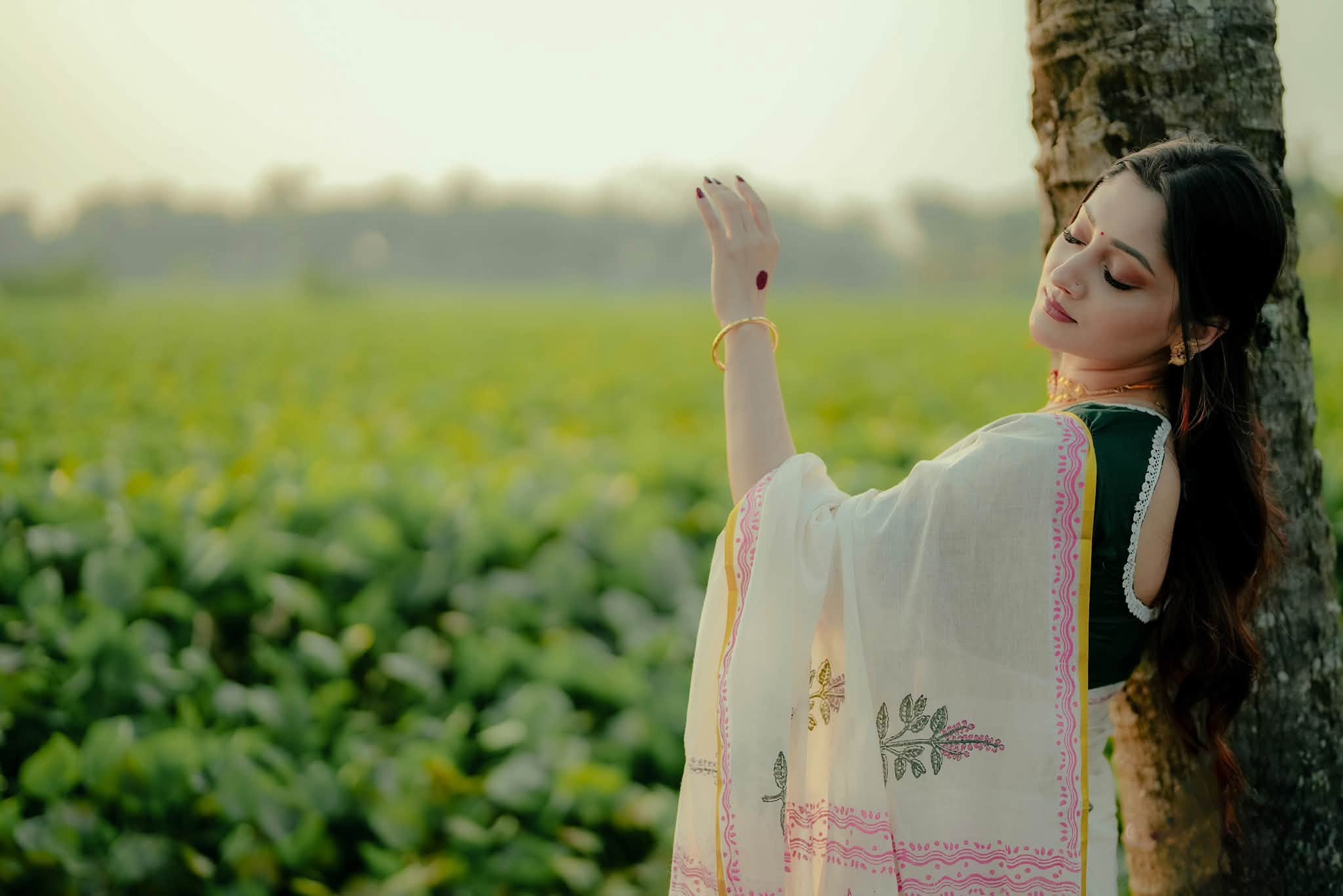 সাদা শাড়িতে গ্রামীন পরিবেশে মুগ্ধতা ছড়ালেন পূজা চেরি  