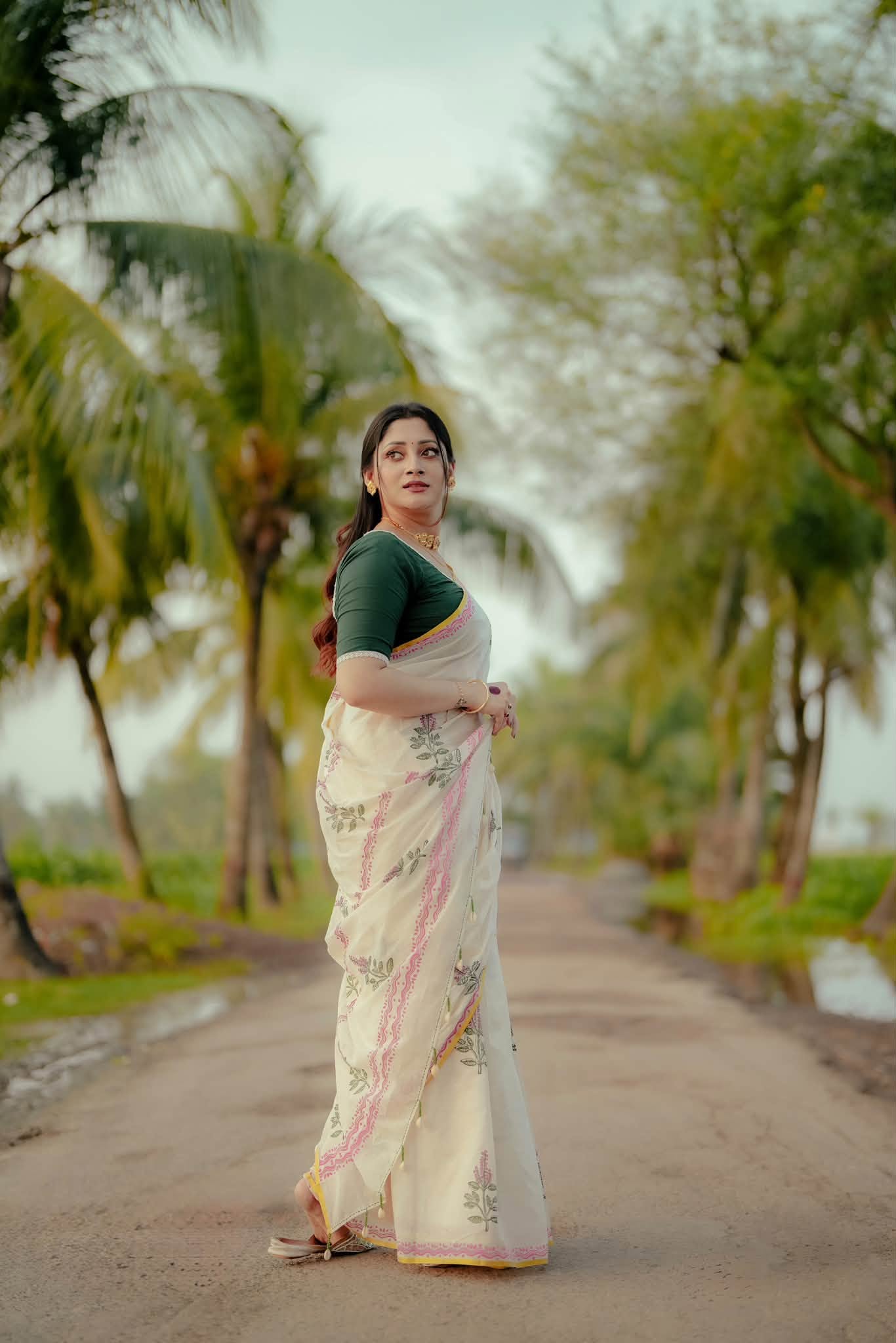 সাদা শাড়িতে গ্রামীন পরিবেশে মুগ্ধতা ছড়ালেন পূজা চেরি  