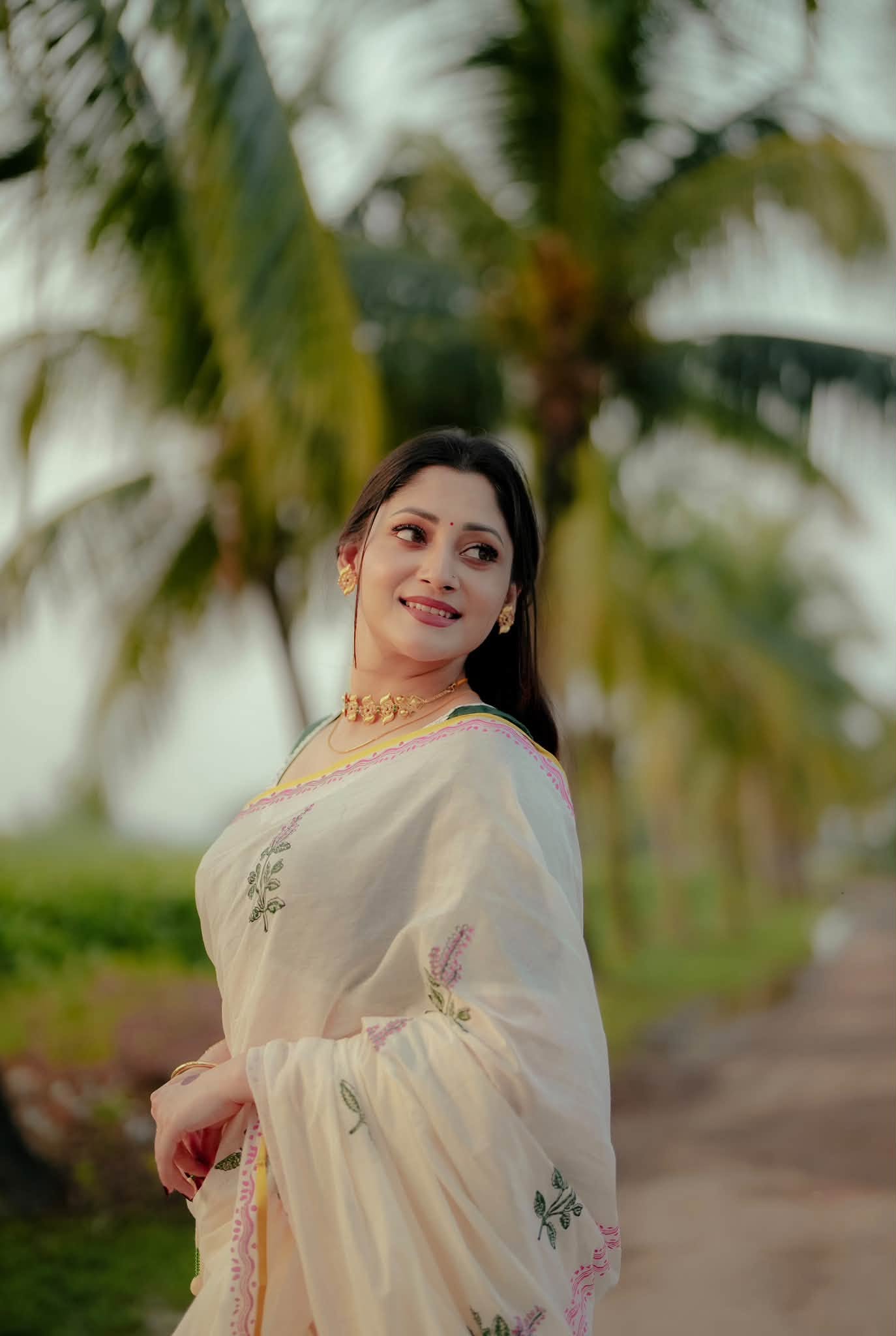 সাদা শাড়িতে গ্রামীন পরিবেশে মুগ্ধতা ছড়ালেন পূজা চেরি  