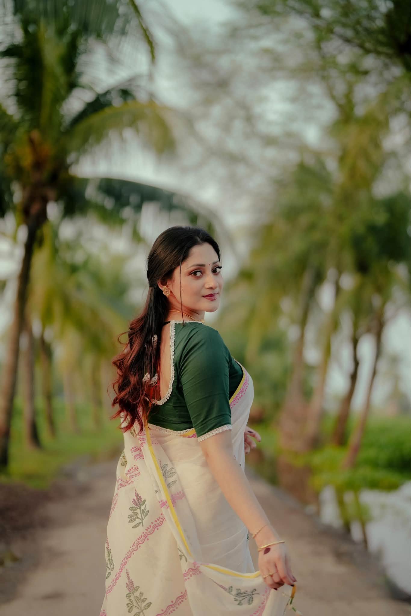 সাদা শাড়িতে গ্রামীন পরিবেশে মুগ্ধতা ছড়ালেন পূজা চেরি  