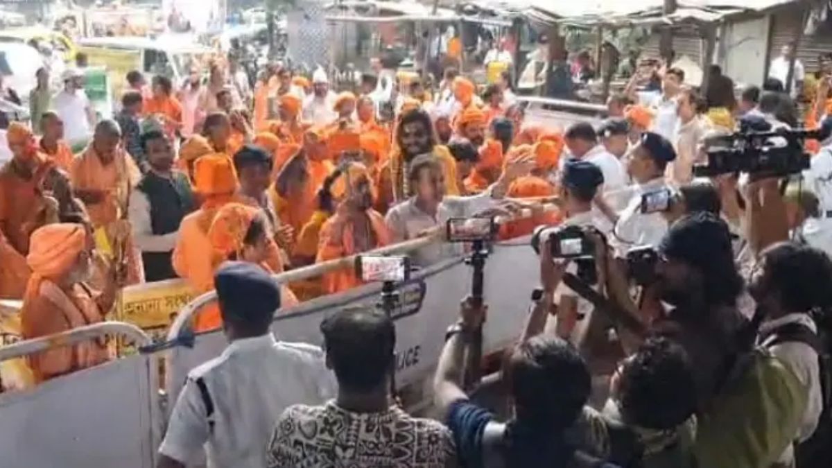 কলকাতায় বাংলাদেশ মিশনের সামনে ফের বিক্ষোভ, ধাক্কাধাক্কি