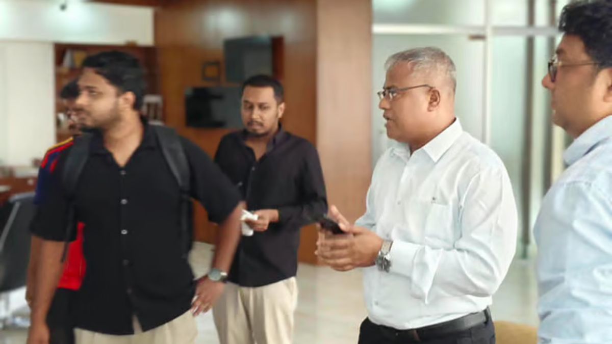 ছাত্রদলকে সঙ্গে নিয়ে তালা ভেঙে দপ্তরে চুয়েটের নতুন উপাচার্য
