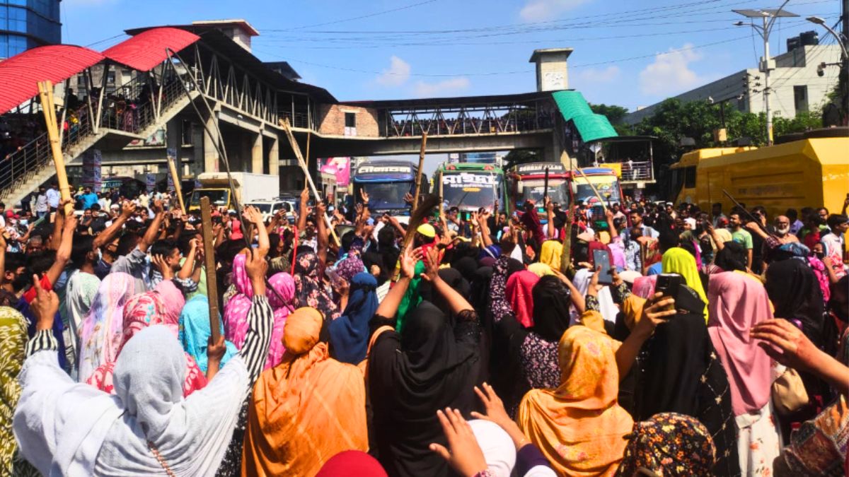 মূল বেতন ৩০ হাজারের দাবিতে পোশাকশ্রমিকদের বিক্ষোভ