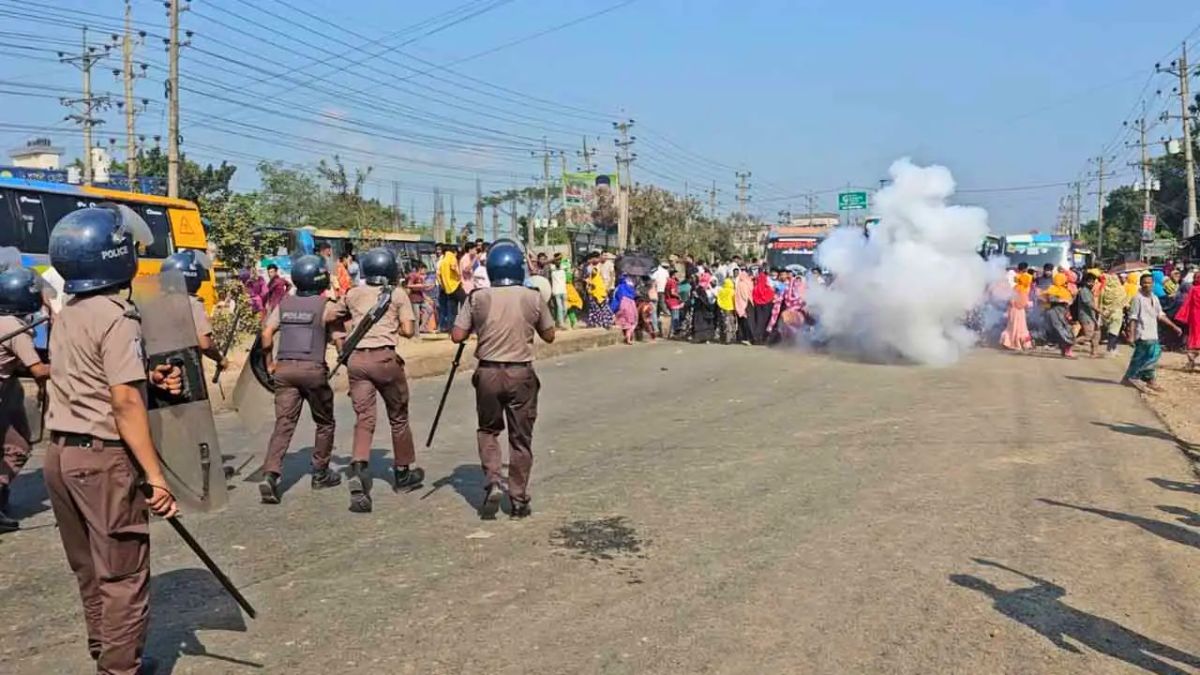 গাজীপুরে শ্রমিকদের বিক্ষোভ, সাউন্ড গ্রেনেড মারল পুলিশ