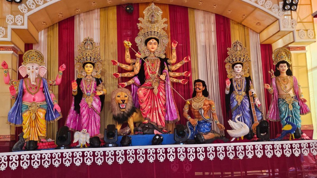 বান্দরবানে উৎসবমুখর পরিবেশে দুর্গাপূজা শুরু