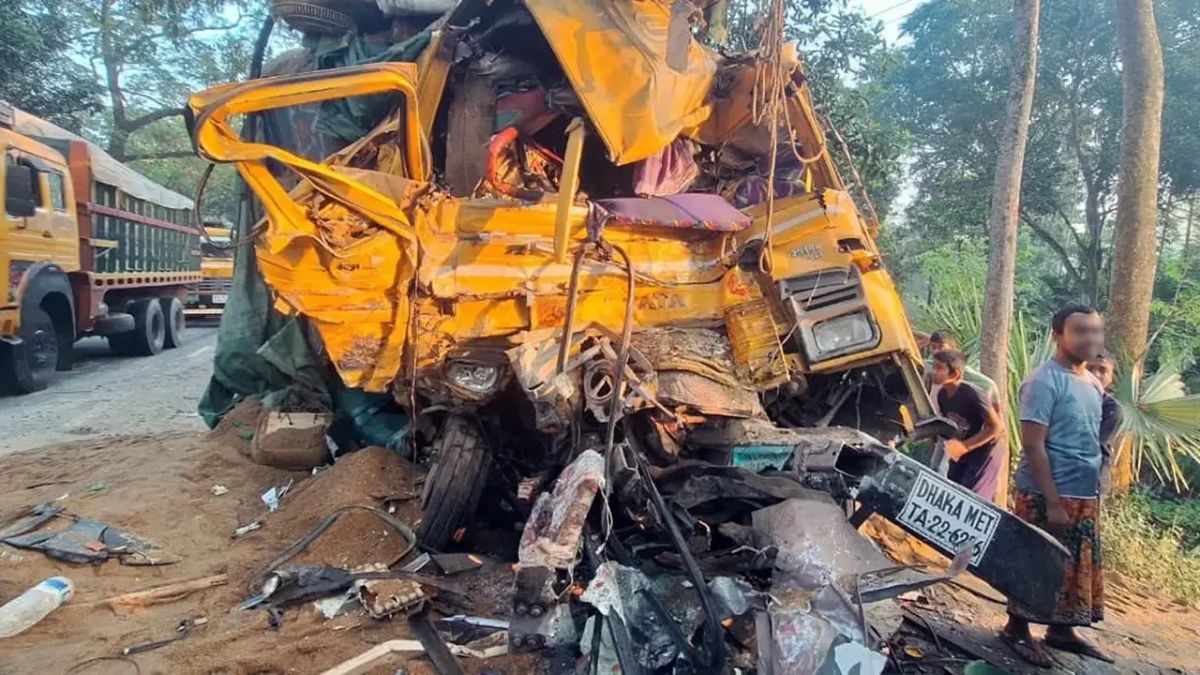 ভোররাতে নাটোরে ভয়াবহ দুর্ঘটনা, প্রাণ গেল ১৪ জনের