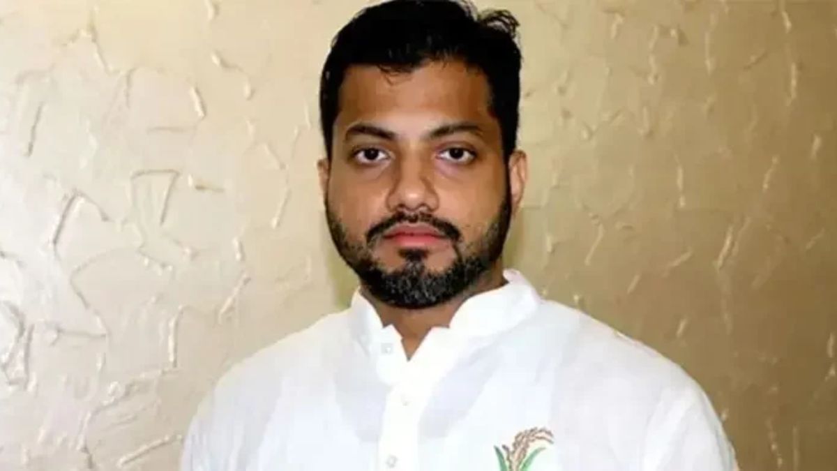 ইশরাকের পদত্যাগপত্র গ্রহণ করেছেন রাষ্ট্রপতি, প্রজ্ঞাপন জারি