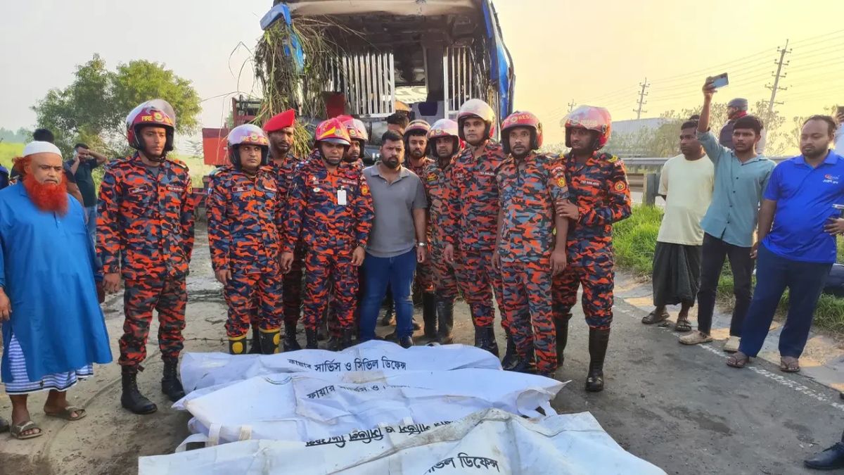 এক্সপ্রেসওয়েতে নিয়ন্ত্রণ হারিয়ে বাস খাদে, নিহত ৩