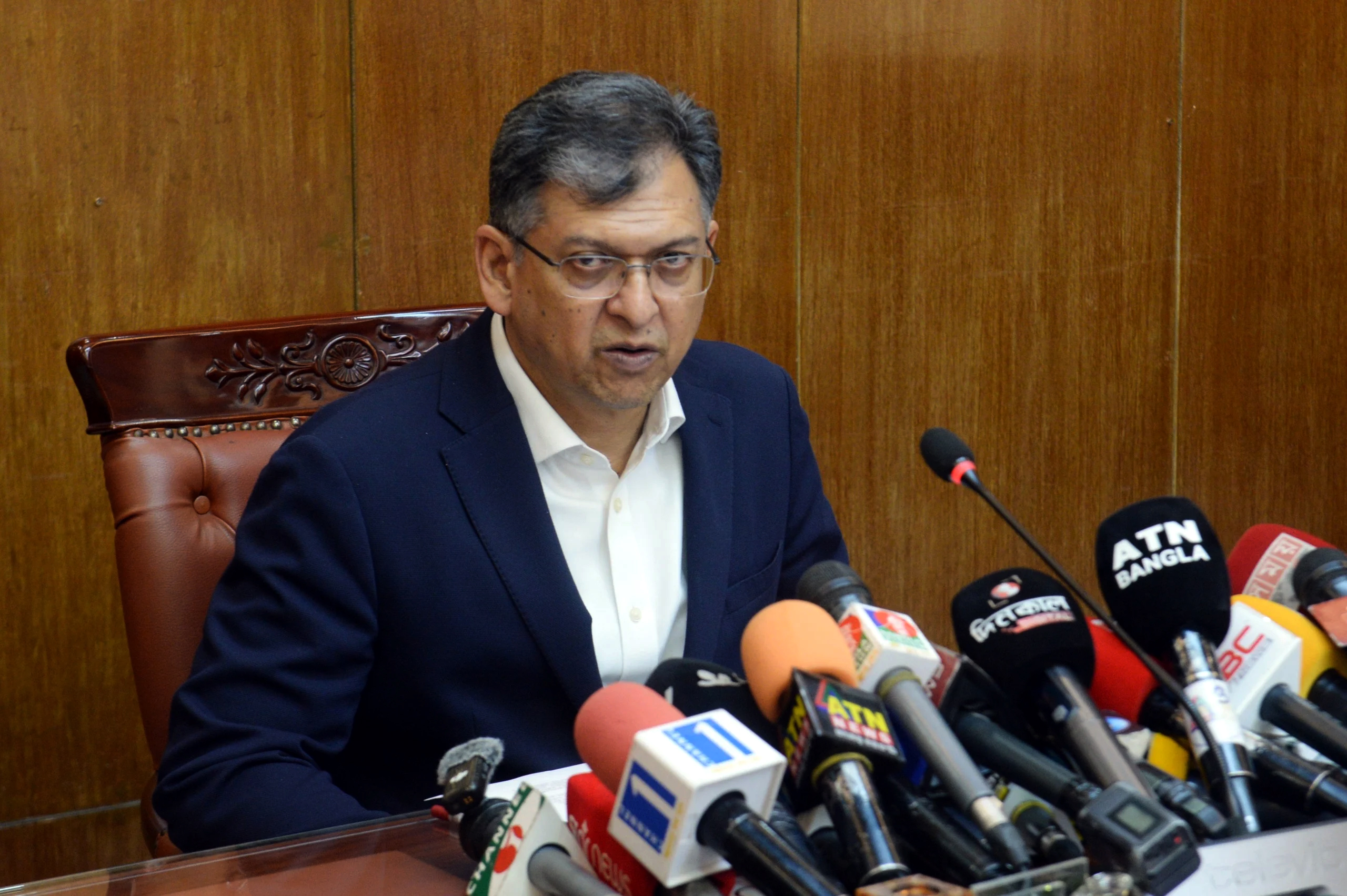 ফ্যাসিস্ট বা পলাতক অপরাধীকে কোন অপতৎপরতা চালানোর সুযোগ দেওয়া হবে না: স্বরাষ্ট্রমন্ত্রী