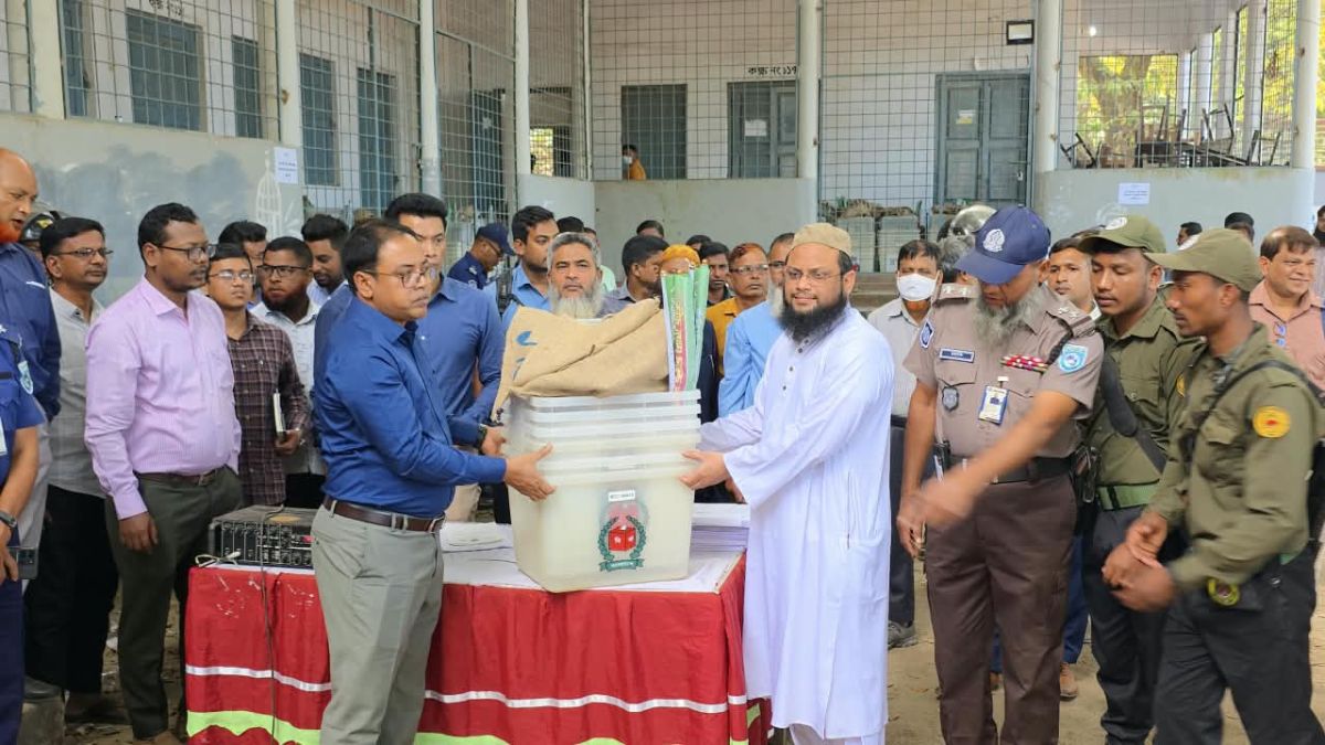 ঠাকুরগাঁও-১ উপনির্বাচন : ১৮৫ কেন্দ্রে পাঠানো হচ্ছে ভোটের সরঞ্জাম
