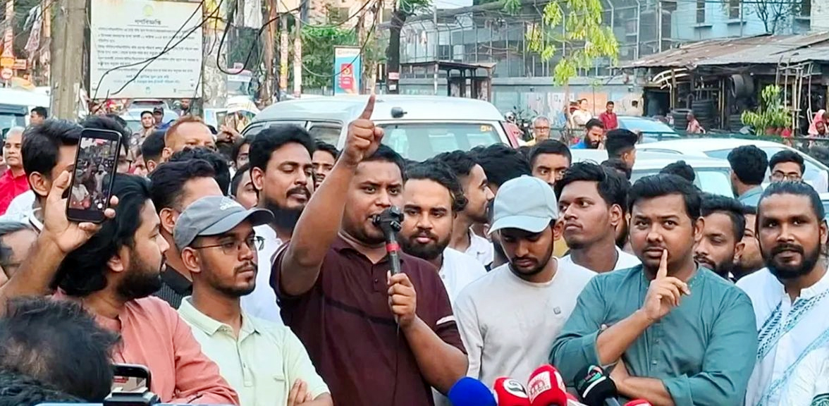 প্রধানমন্ত্রীর ঘনিষ্ঠদের পকেটে বিদেশ ফেরার টিকিট থাকে: হাসনাত