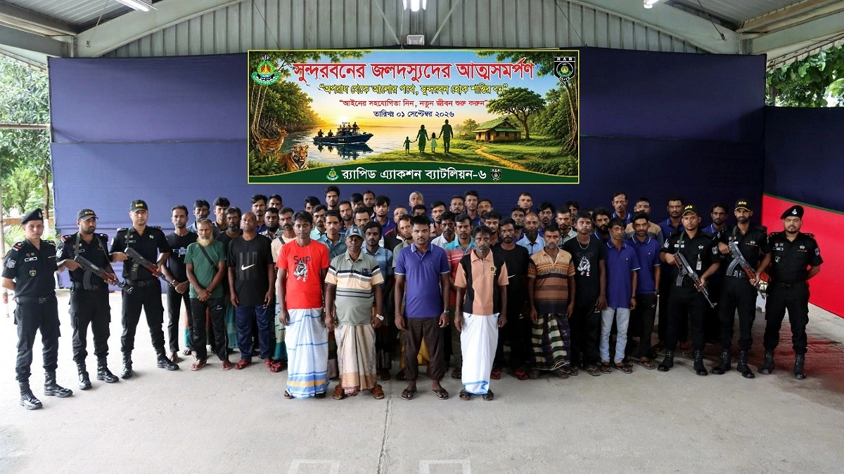সুন্দরবনে ৪ বাহিনীর ৫২ জলদস্যুর আত্মসমর্পণ, পাঠানো হলো কারাগারে