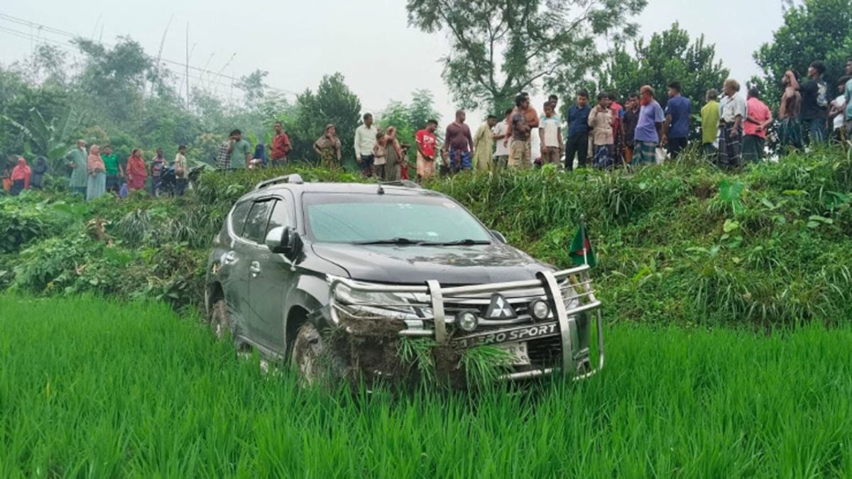 নিয়ন্ত্রণ হারিয়ে ধানক্ষেতে প্রতিমন্ত্রীর গাড়ি : প্রাণ হারালেন পথচারী 
