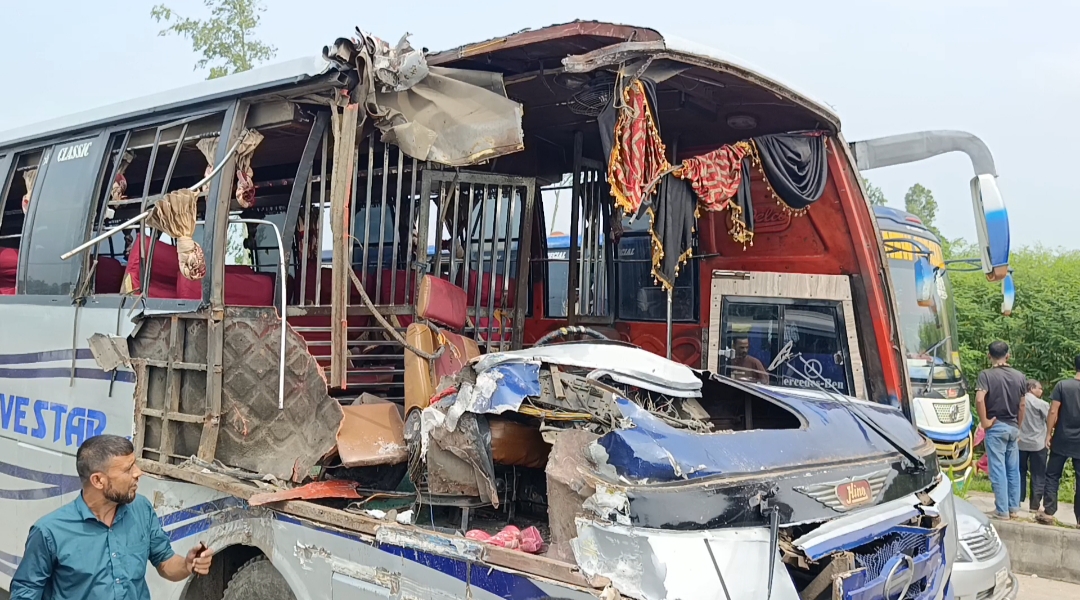 বগুড়ায় একই স্থানে চার গাড়ির মুখোমুখি সংঘর্ষ
